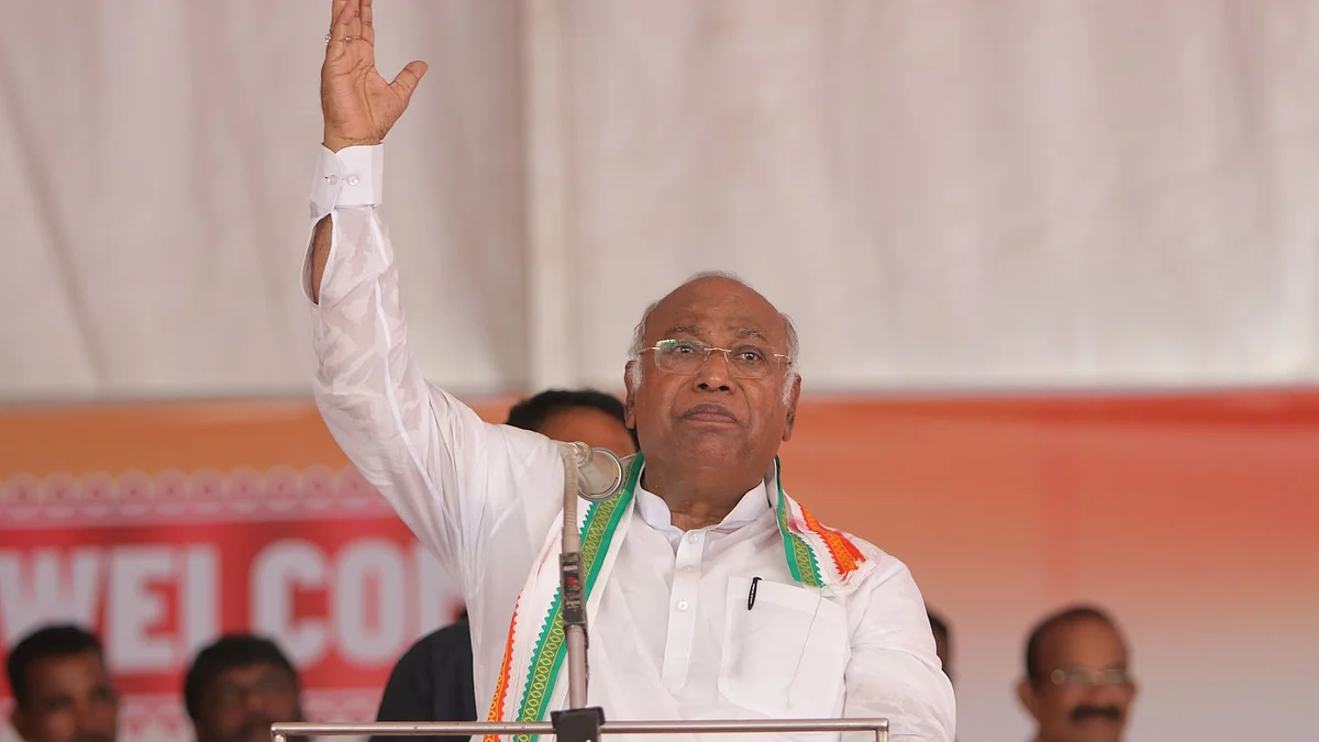 खड़गे ने कहा कि बीजेपी संविधान को बदलने के लिए 400 पार का नारा लगा रही है