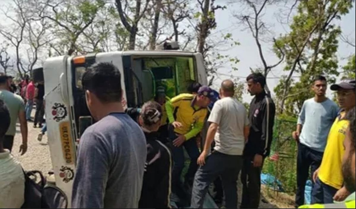 ऋषिकेश-गंगोत्री हाईवे पर अनियंत्रित होकर बस पलटी, कई यात्री घायल, मची चीख पुकार, 40 यात्री थे सवार