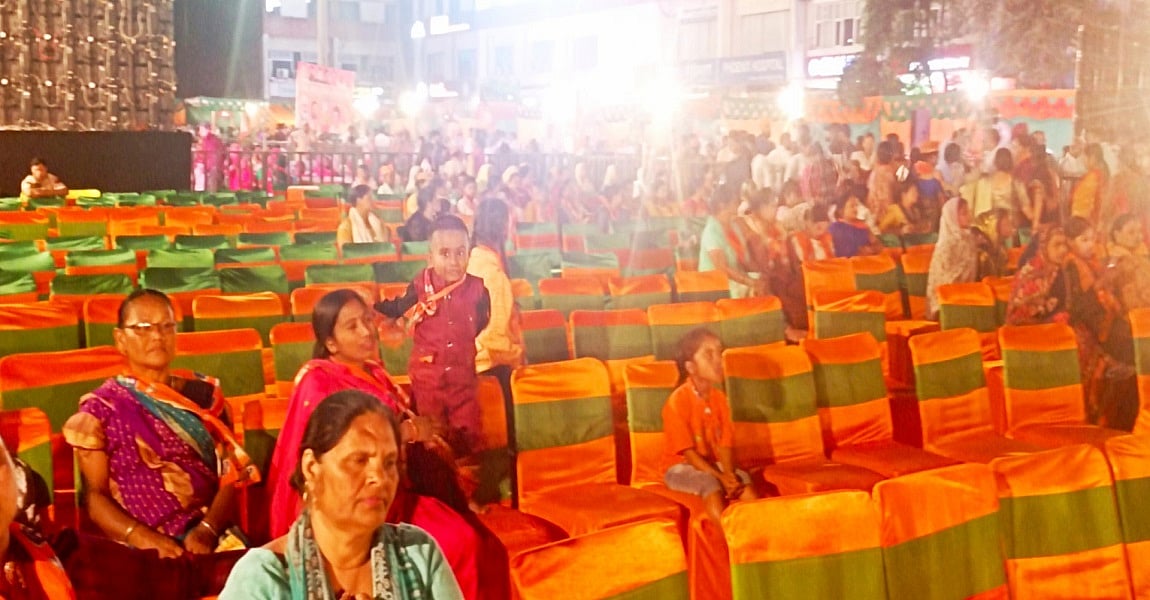 पंचकूला में सीएम सैनी के विजय संकल्प रैली को संबोधित करने से पहले खाली पड़ी कुर्सियां