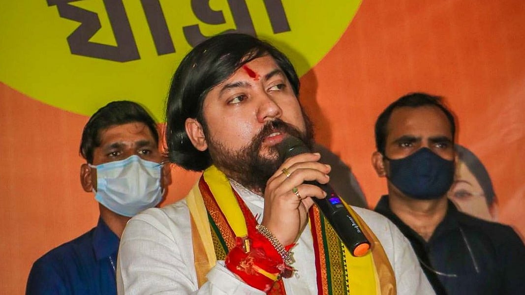कूचबिहार में BJP नेता निशीथ प्रमाणिक की गाड़ी की चेकिंग से कार्यकर्ता भड़के, अधिकारियों से बहस