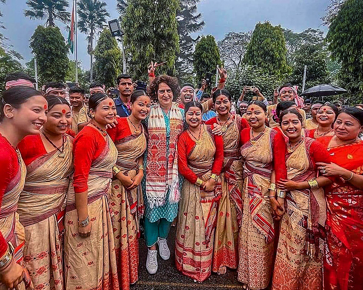 असम में प्रियंका गांधी ने सरकार को घेरा, कहा- हमारी सरकार आई तो चाय बागान के श्रमिकों की बढ़ाएंगे मजदूरी
