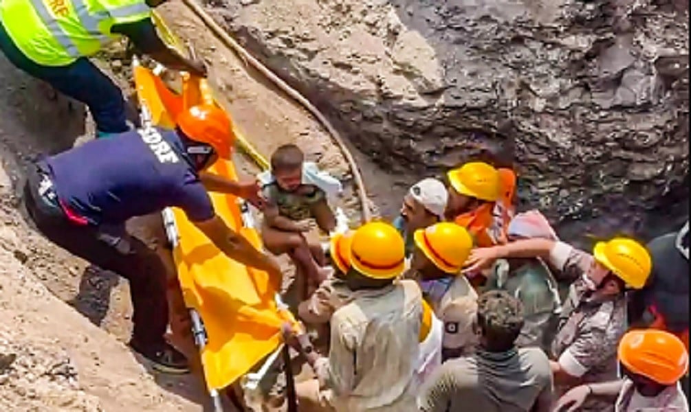 कर्नाटकः बोरवेल में फंसे 2 साल के बच्चे को 20 घंटे के अभियान के बाद बचाया गया, सिद्दारमैया ने बचाव टीम को सराहा