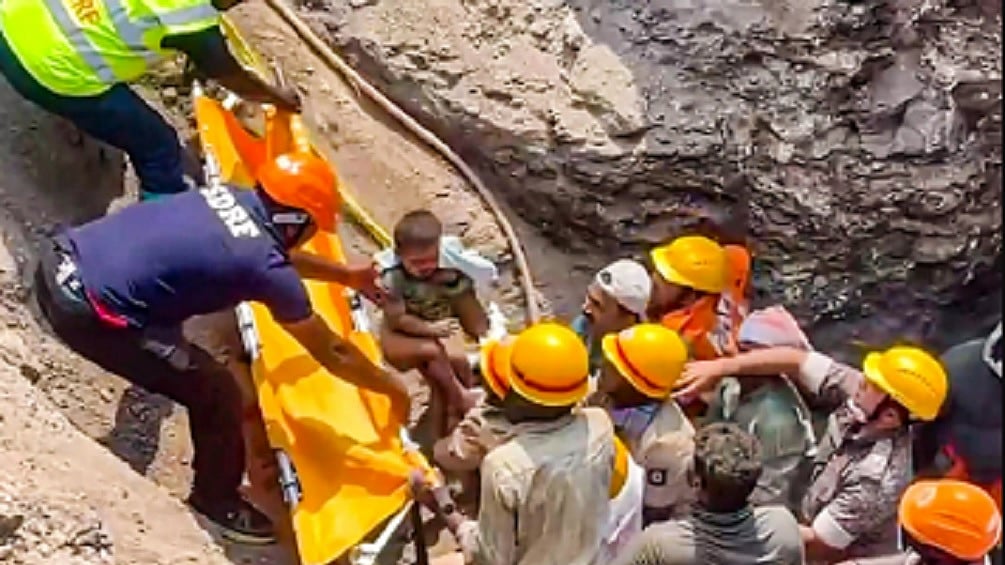 कर्नाटक में बोरवेल में फंसे 2 साल के बच्चे को 20 घंटे के अभियान के बाद बचाया गया