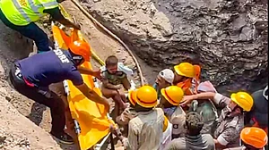 कर्नाटकः बोरवेल में फंसे 2 साल के बच्चे को 20 घंटे के अभियान के बाद बचाया गया, सिद्दारमैया ने बचाव टीम को सराहा