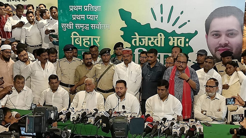 बिहार में महागठबंधन में शामिल हुए मुकेश सहनी, RJD कोटे की 3 सीट पर VIP उतारेगी प्रत्याशी