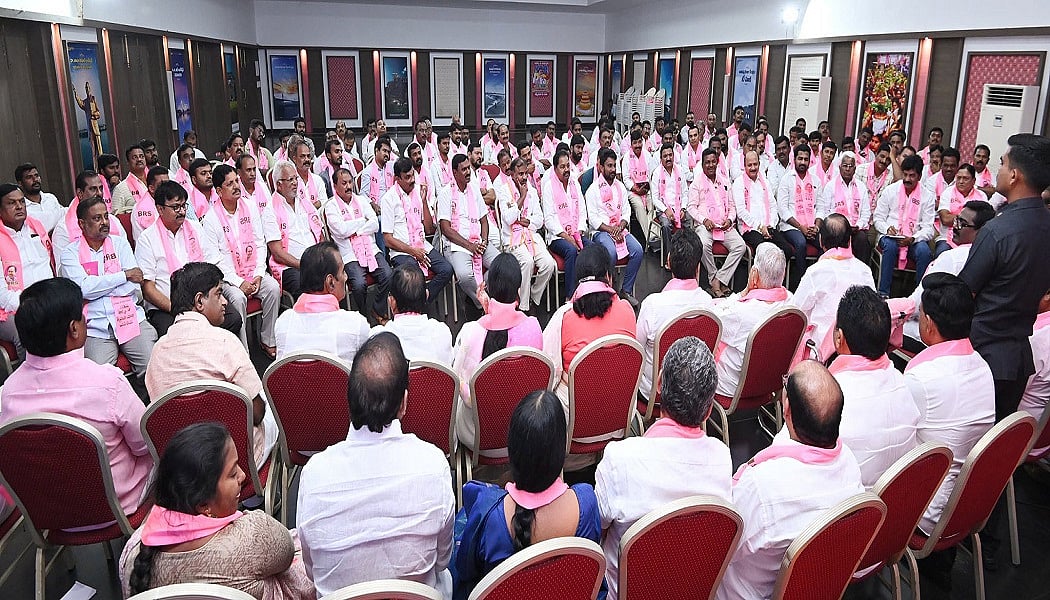 तेलंगाना में BRS की बैठक में शामिल होने पर 106 सरकारी कर्मचारी निलंबित, आचार संहिता के उल्लंघन में फंसे