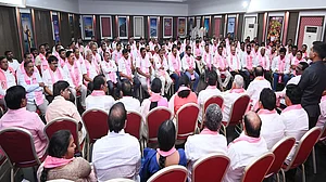 तेलंगाना में BRS की बैठक में शामिल होने पर 106 सरकारी कर्मचारी निलंबित, आचार संहिता के उल्लंघन में फंसे