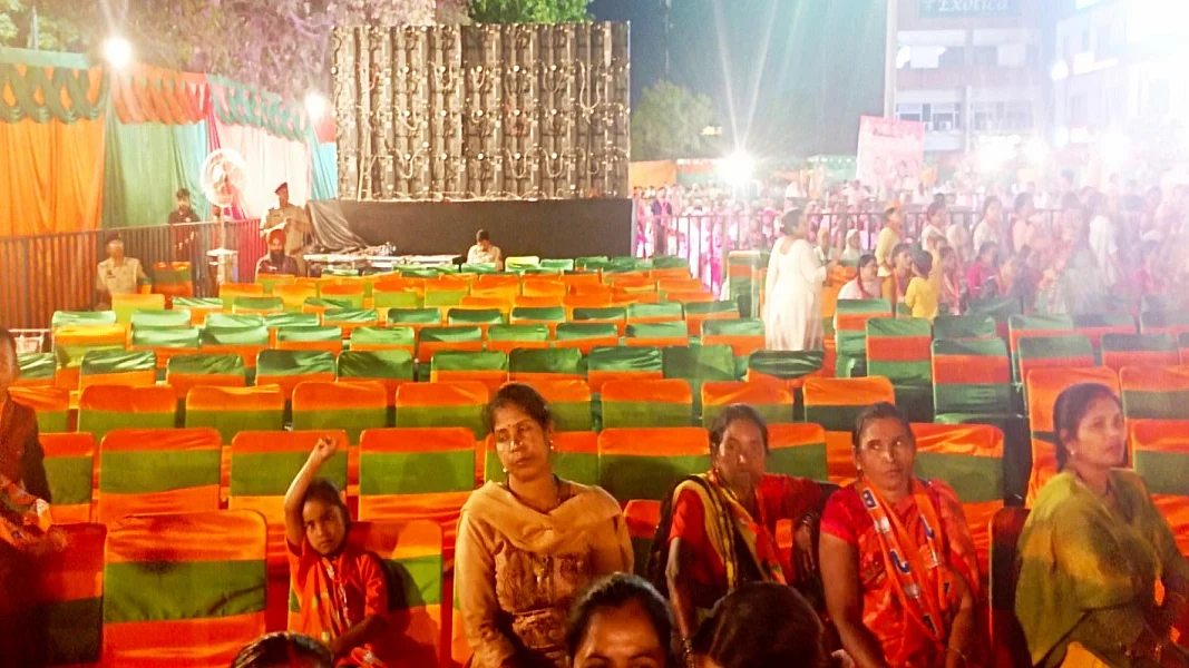 पंचकूला में सीएम नायब सैनी के विजय संकल्प रैली को संबोधित करने से पहले खाली पड़ी कुर्सियां