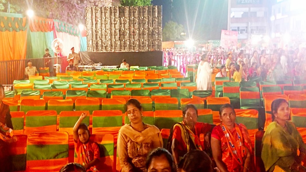 पंचकूला में सीएम नायब सैनी के विजय संकल्‍प रैली को संबोधित करने से पहले खाली पड़ी कुर्सियां