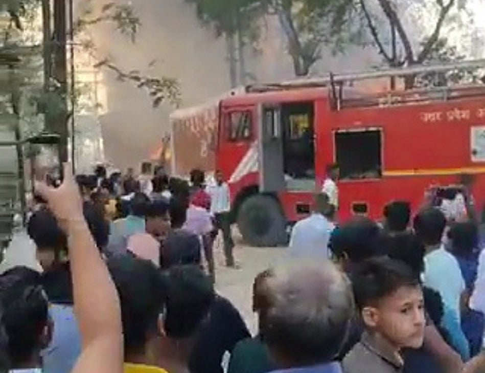 ग्रेटर नोएडा के कासना थाने में लगी भीषण आग, करीब 80 बाइक और 6 वाहन जलकर राख, SHO का ऑफिस भी जला