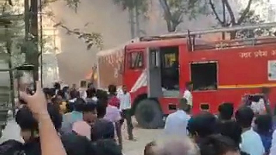 ग्रेटर नोएडा के कासना थाने में लगी भीषण आग, SHO का ऑफिस भी जला