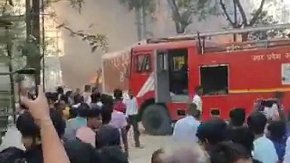 ग्रेटर नोएडा के कासना थाने में लगी भीषण आग, SHO का ऑफिस भी जला