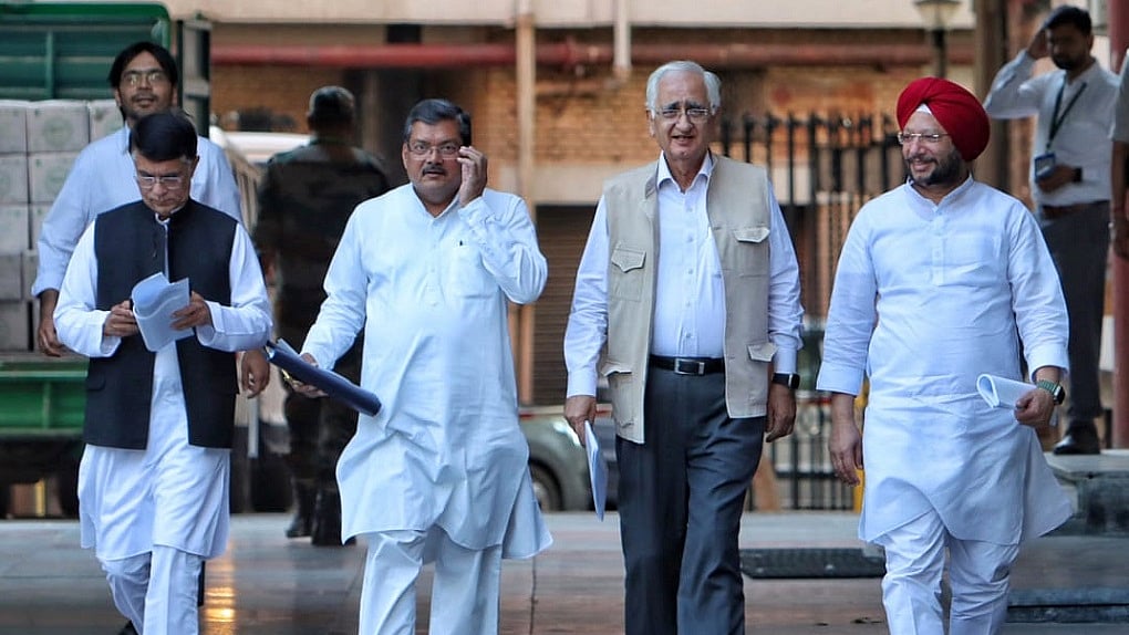 घोषणापत्र पर पीएम मोदी की अमर्यादित टिप्पणी के खिलाफ चुनाव आयोग पहुंची कांग्रेस