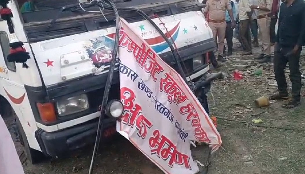 यूपी के बाराबंकी में स्कूल बस पलटने से चार बच्चों की मौत, कई अन्य घायल, मची अफरातफरी