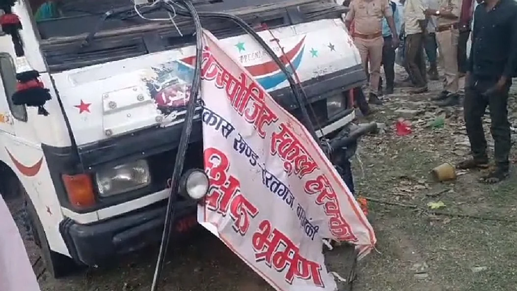 यूपी के बाराबंकी में स्कूल बस पलटने से 4 बच्चों की मौत, कई अन्य घायल