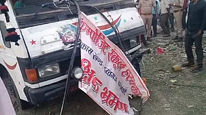 यूपी के बाराबंकी में स्कूल बस पलटने से चार बच्चों की मौत, कई अन्य घायल, मची अफरातफरी