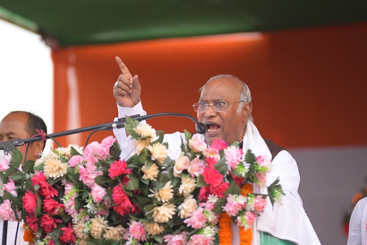 खड़गे ने कहा कि देश में बेरोजगारी एक बड़ी समस्या है।