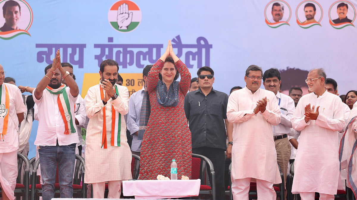 प्रियंका गांधाी ने वलसाड में एक रैली को संबोधित किया
