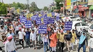 हरियाणा में निकली बेरोजगारों की बारात, करनाल की सड़कों पर नाचे पूरे राज्य से आए युवा, BJP को याद दिलाए वादे