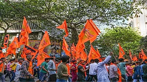 पश्चिम बंगाल के मुर्शिदाबाद में रामनवमी पर हिंसा, शोभायात्रा के दौरान पथराव-धमाका, कई लोग घायल