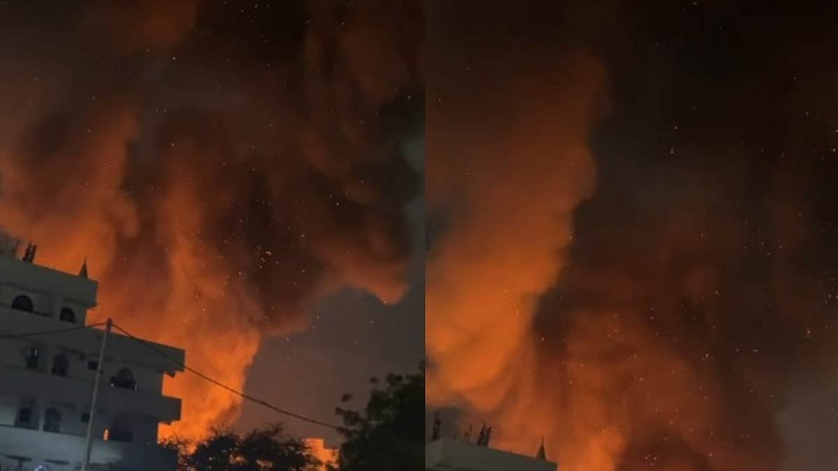दिल्ली के शाहीन बाग इलाके में फर्नीचर के गोदाम में लगी भीषण आग, दमकल की 17 गाड़ियों ने पाया काबू