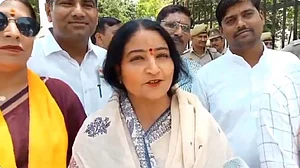 लोकसभा चुनावः यूपी की इटावा सीट पर दिलचस्प मुकाबला, BJP सांसद के खिलाफ पत्नी ने निर्दलीय पर्चा भरा