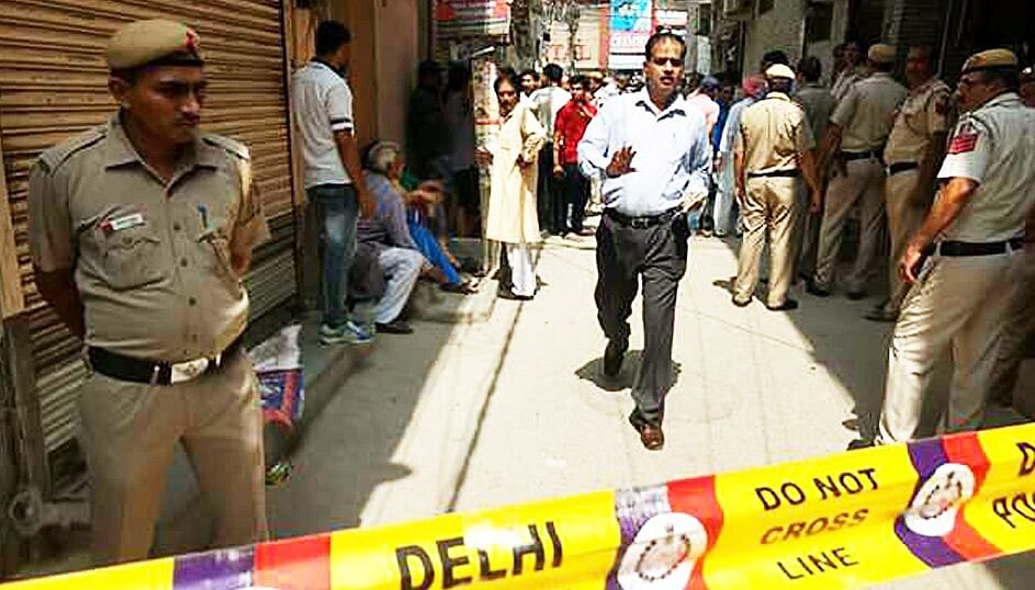 दिल्ली में घर में मृत पाए गए भाई-बहन, मां घायल, पिता की लाश रेल पटरी पर मिली
