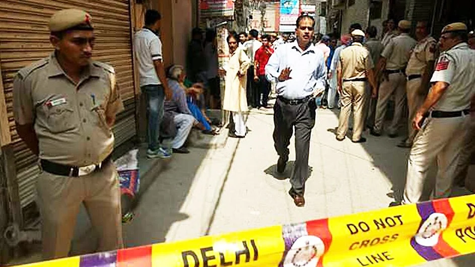 दिल्ली में घर में मृत पाए गए भाई-बहन, मां घायल, पिता की लाश रेल पटरी पर मिली