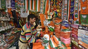 पूरे देश में चुनाव का शोर, मगर प्रचार सामग्री की मांग सुस्त, सदर बाजार के व्यापारी निराश