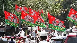 पार्टी विरोधी गतिविधियों में शामिल होने के आरोप में समाजवादी पार्टी ने तीन विधायकों को निकाला 