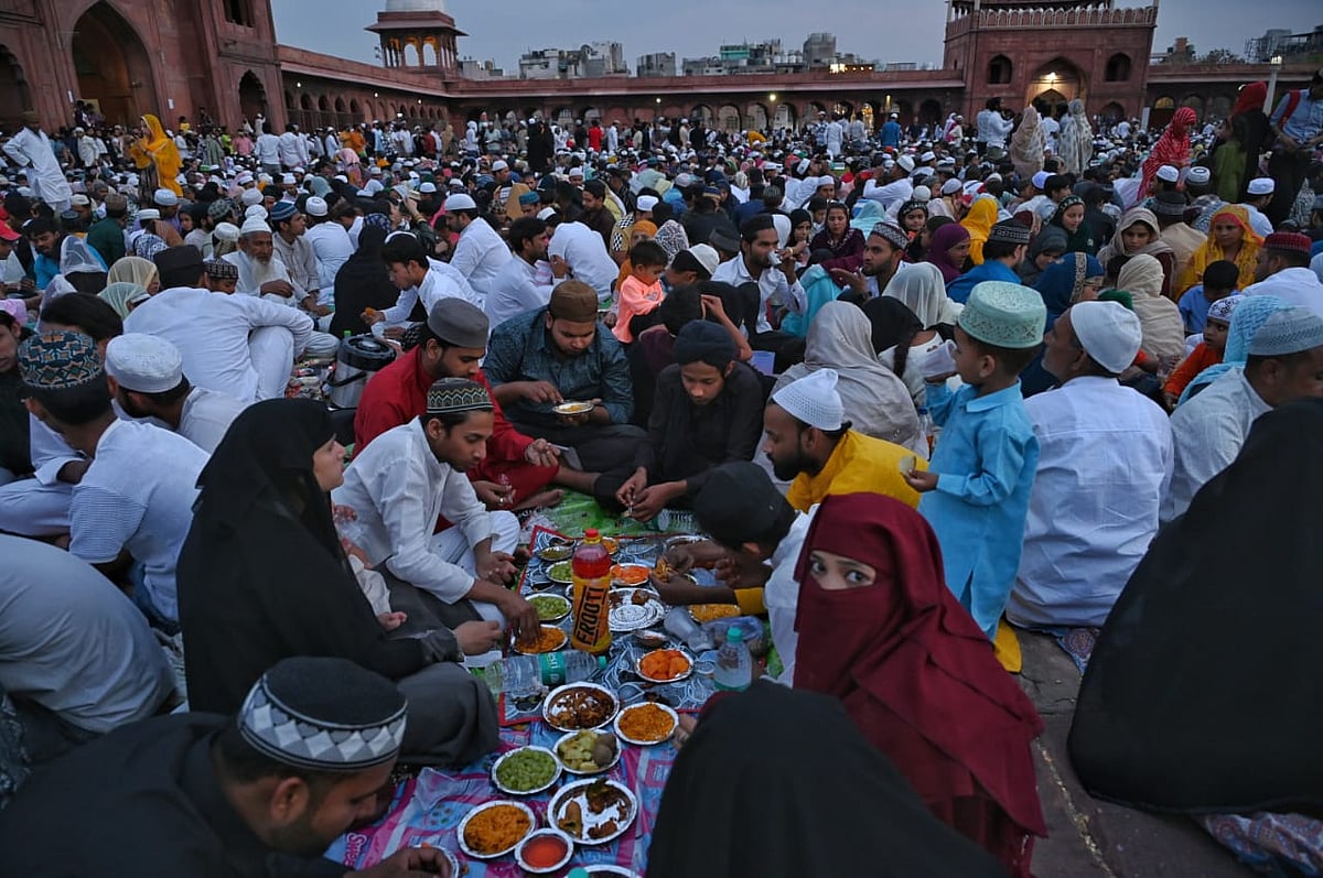 रोजदार यहां अपने परिवार के साथ पहुंचे और रोजा खोला। 