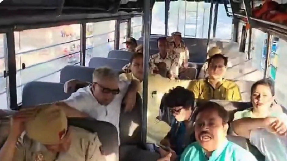 चुनाव आयोग के बाहर धरने पर बैठे TMC नेताओं को पुलिस ने हिरासत में लिया