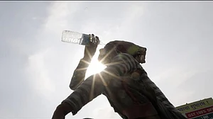 Heat Wave: आसमान से बरस रहे आग के गोले, देश के इन हिस्सों में हीट वेव को लेकर अलर्ट जारी, सड़कों पर पसरा सन्नाटा