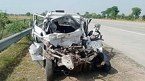 उत्तर प्रदेश: आगरा में यमुना एक्सप्रेसवे पर पलटी कार, 5 लोगों की दर्दनाक मौत