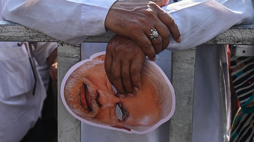 आकार पटेल का लेख: बहुत ही खामोशी से मर रहा है देश का लोकतंत्र