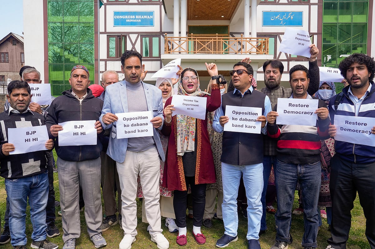 जम्मू-कश्मीर में कांग्रेस का बीजेपी के खिलाफ प्रदर्शन, विपक्षी दलों को दबाने का आरोप