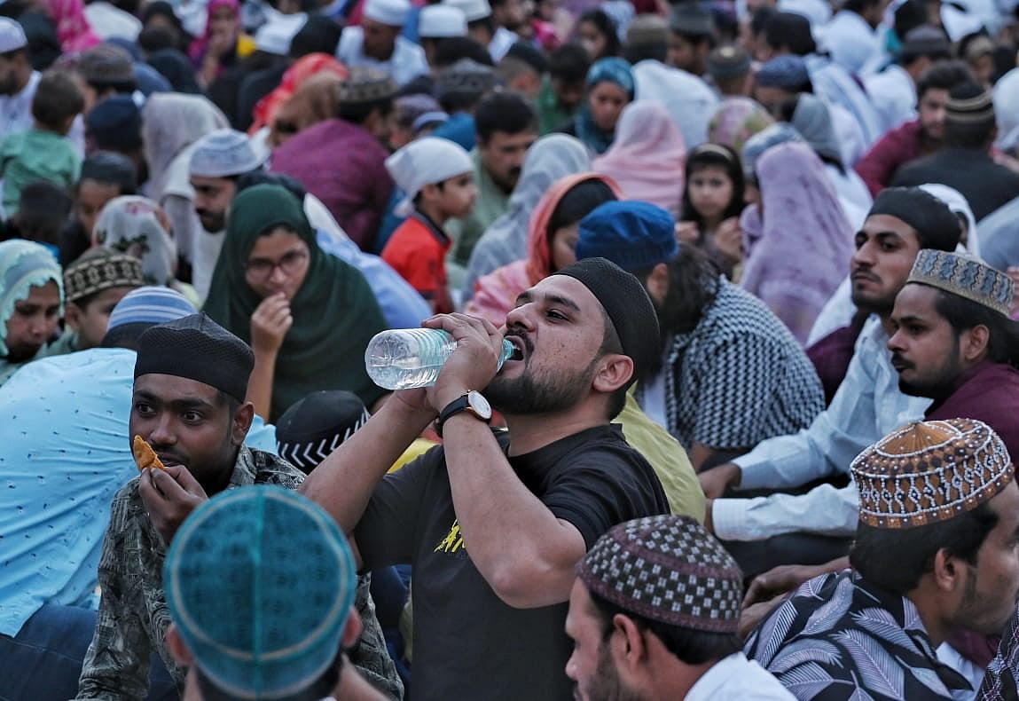 जामा मस्जिद में रोजा खोलने के बाद पानी से प्यास बुझाते रोजदार 