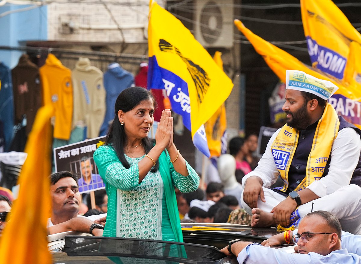 सुनीता केजरीवाल ने दिल्ली में किया रोड शो, बोलीं- हम तानाशाही हटाने और लोकतंत्र बचाने के लिए वोट करेंगे