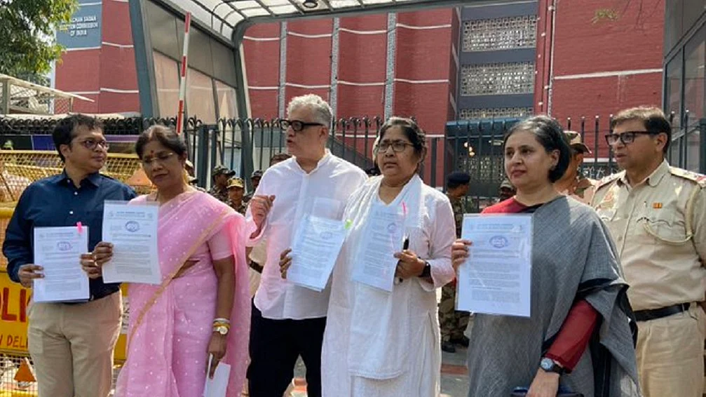 TMC की निर्वाचन आयोग से मांग- लोकसभा चुनाव तक केंद्रीय एजेंसियों को विपक्ष के खिलाफ कार्रवाई करने से रोकें