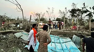 पश्चिम बंगाल के जलपाईगुड़ी में तूफान से भारी तबाही, 5 लोगों की मौत, सैकड़ों घायल, IMD ने जारी किया अलर्ट