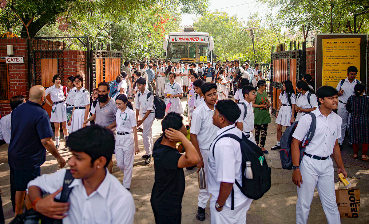 दिल्ली-एनसीआर में कम से कम 100 स्कूलों को बम से उड़ाने की धमकी, जानें जांच में पुलिस को क्या मिला!