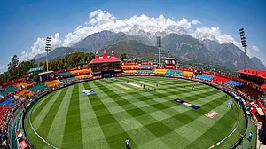 हिमाचल प्रदेश: धर्मशाला स्टेडियम में बिछाई गई हाइब्रिड क्रिकेट पिच, पहली बार भारत में हुआ इसका उपयोग