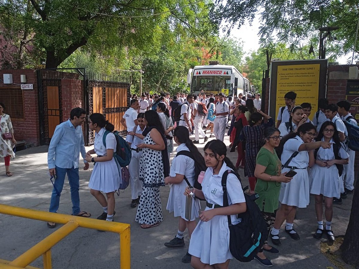 दिल्ली-एनसीआर में कम से कम 100 स्कूलों को बम से उड़ाने की धमकी, जानें जांच में पुलिस को क्या मिला!