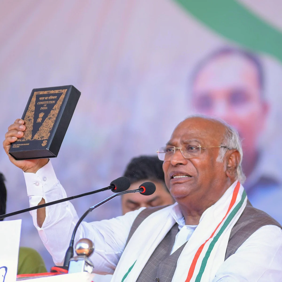 अंग्रेजों की तरह मोदी सरकार ने 10 साल में देश के जल, जंगल और जमीन को लूटा: खड़गे