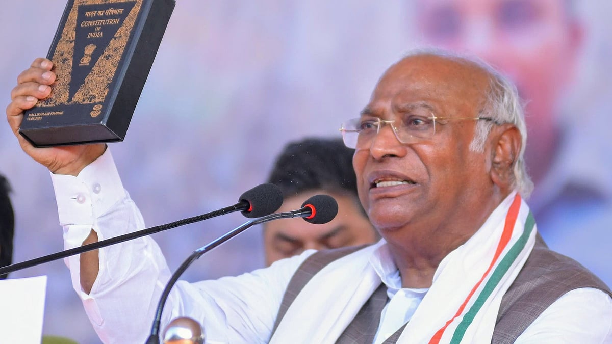 अंग्रेजों की तरह मोदी सरकार ने 10 साल में देश के जल, जंगल और जमीन को लूटा: खड़गे