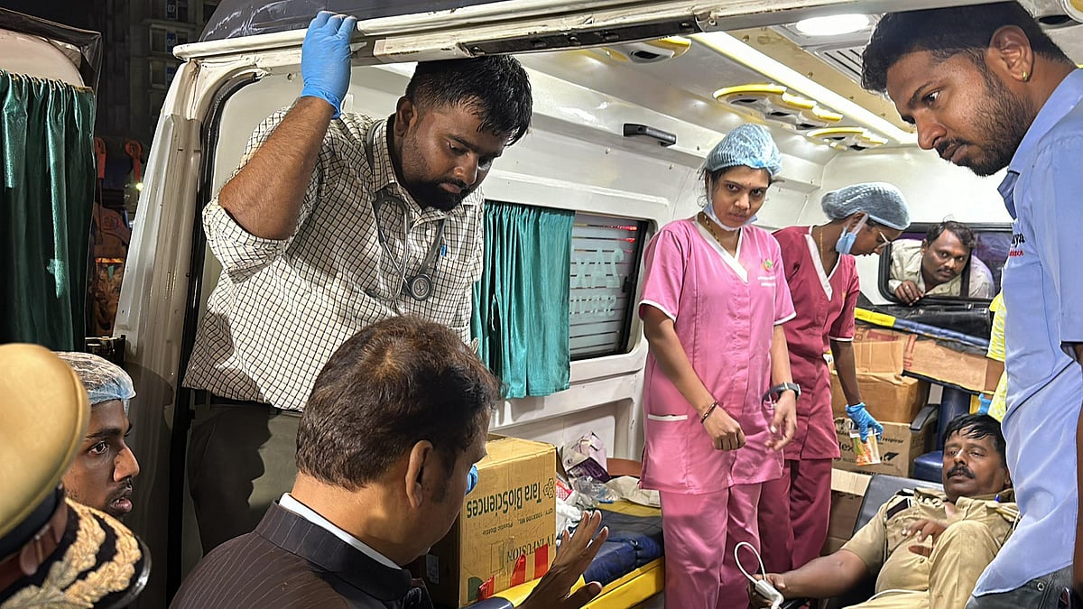 मुंबई होर्डिंग हादसा: 21 घंटे बाद भी तलाश और बचाव अभियान जारी, अब तक 14 लोगों ने गंवाई जान