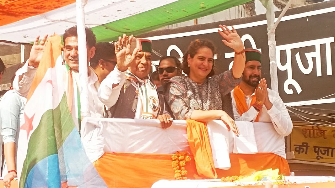 सोलन में चुनाव प्रचार के अंतिम दिन यानि 30 मई को प्रियंका गांधी रोड शो करती हुई