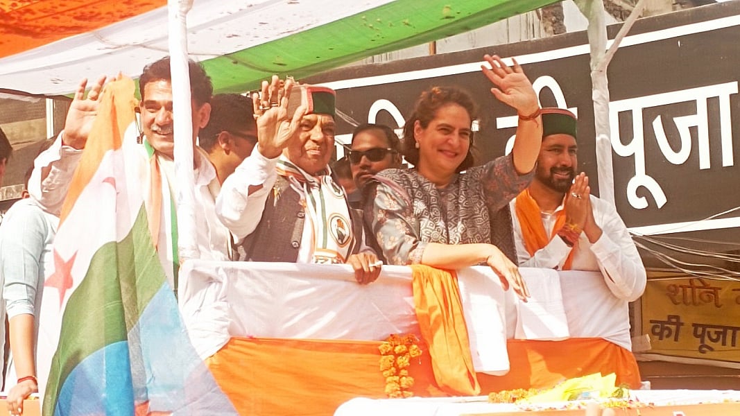 सोलन में चुनाव प्रचार के अंतिम दिन यानि 30 मई को प्रियंका गांधी रोड शो करती हुई