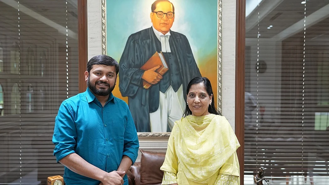 कन्हैया कुमार ने सुनीता केजरीवाल से की मुलाकात, बोले- 'तानाशाही के खिलाफ हम सब एक साथ'