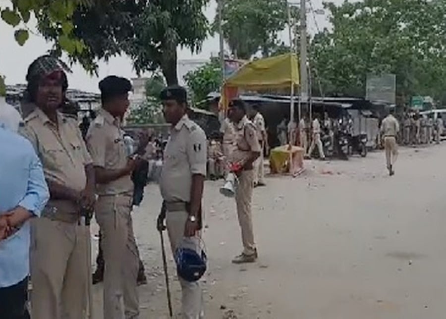 बिहारः सारण हिंसा को लेकर थाना प्रभारी पर गिरी गाज, हत्या के दो आरोपी हिरासत में, हथियार भी बरामद